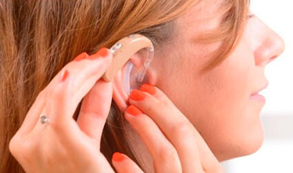 Как надевать слуховой аппарат на ухо - sluhmag.ru